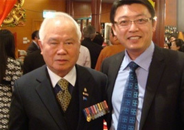 维省华人联合会主席李锦球先生（左）