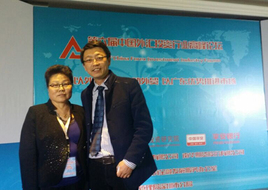 中国外汇投资研究院院长谭雅玲女士（左）